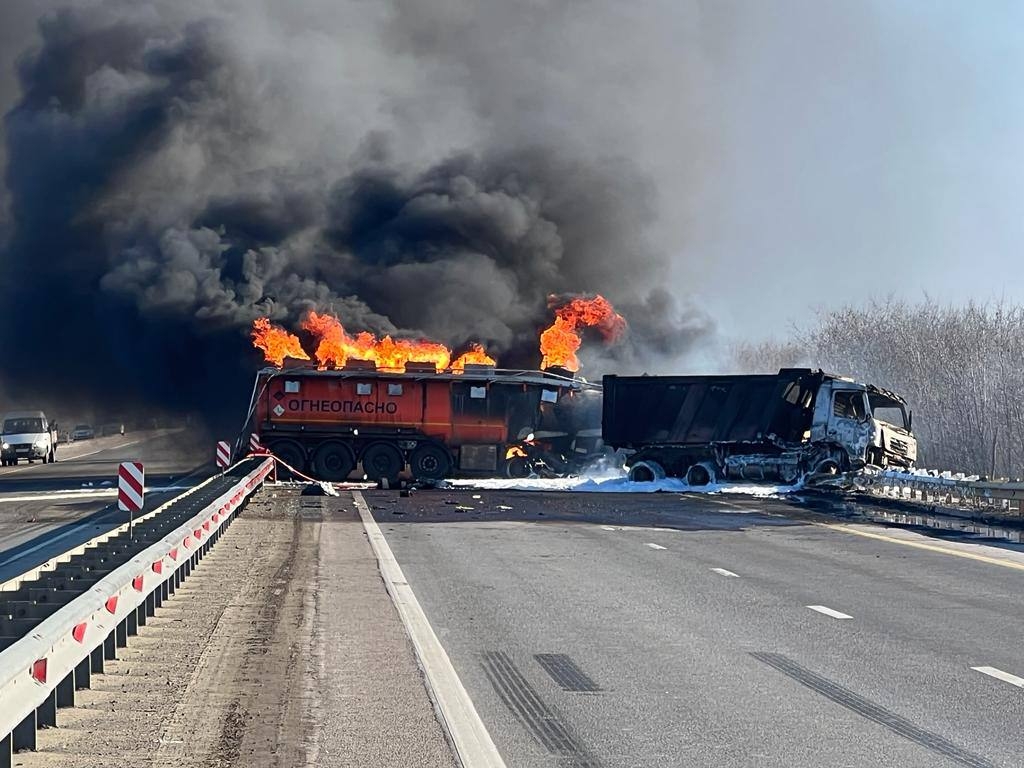 На трассе в Ростовской области бензовоз загорелся после ДТП с двумя грузовиками