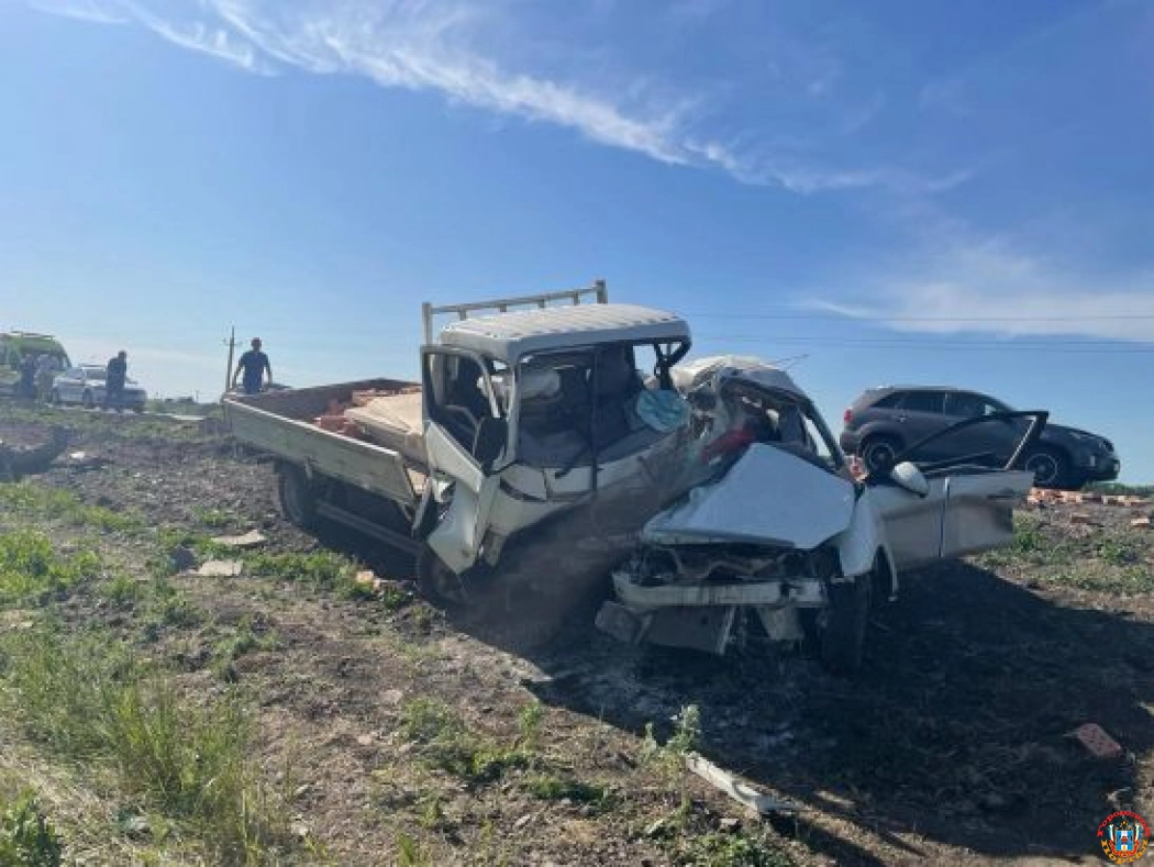 На трассе под Ростовом водитель иномарки погиб в ДТП с грузовиком