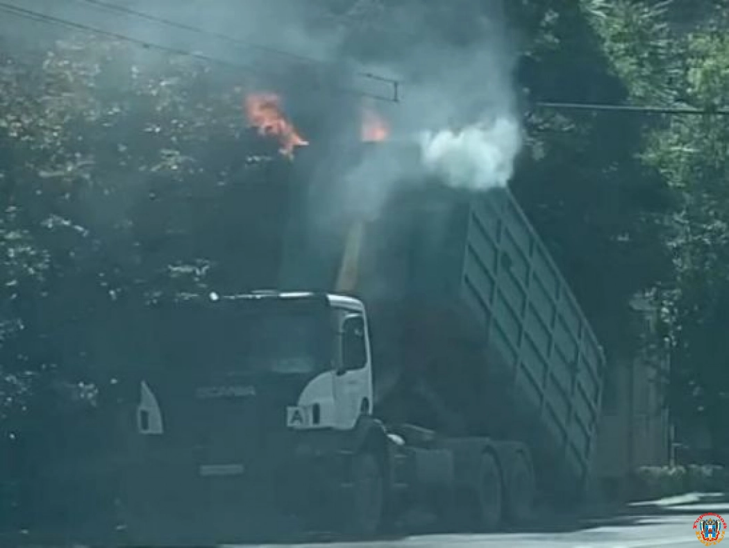 В центре Ростова в мусоровозе загорелся контейнер