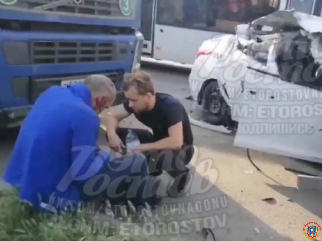 В Ростове 43-летний пассажир такси пострадал в ДТП с фурами на Малиновского