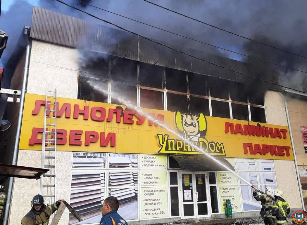 В Шахтах загорелся крупный магазин с напольными покрытиями