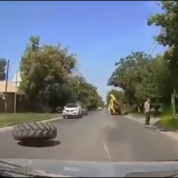 В Таганроге у трактора на ходу отвалилось колесо