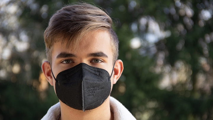 Снова актуально: как правильно носить защитную маску, чтобы избежать инфекции
