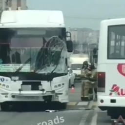В Ростове два автобуса врезались в инкассаторский фургон