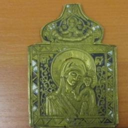 Задержали в Платове: ростовчанка пыталась вывезти из страны старинную икону