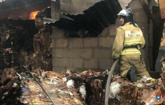 Крупный пожар на складе в Ростове потушили спустя семь часов