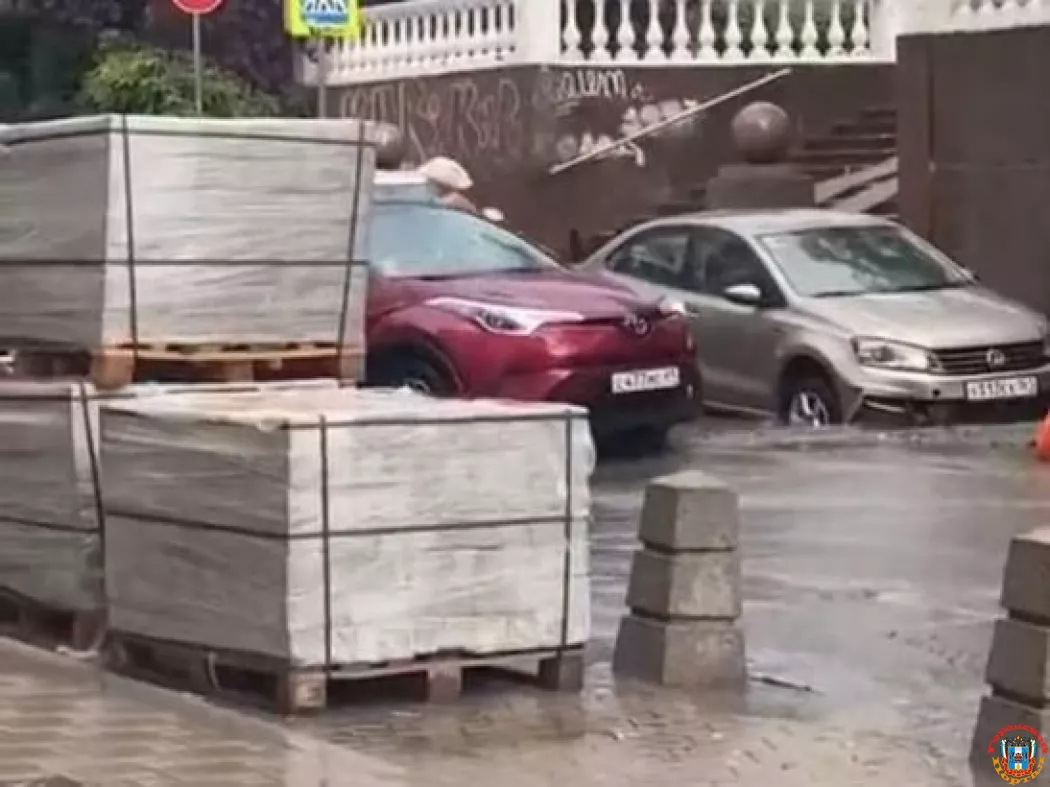 В центре Ростова автомобиль застрял в яме посреди Пушкинской