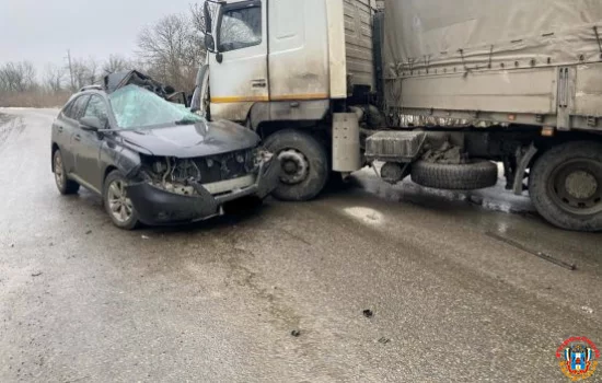 В ДТП с грузовиком погиб мужчина на «Лексусе» в Ростовской области
