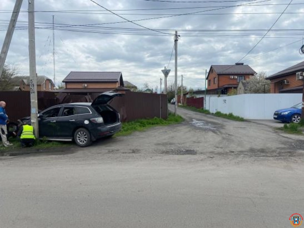 В Новочеркасске 25-летняя девушка на иномарке влетела в опору ЛЭП и забор дома