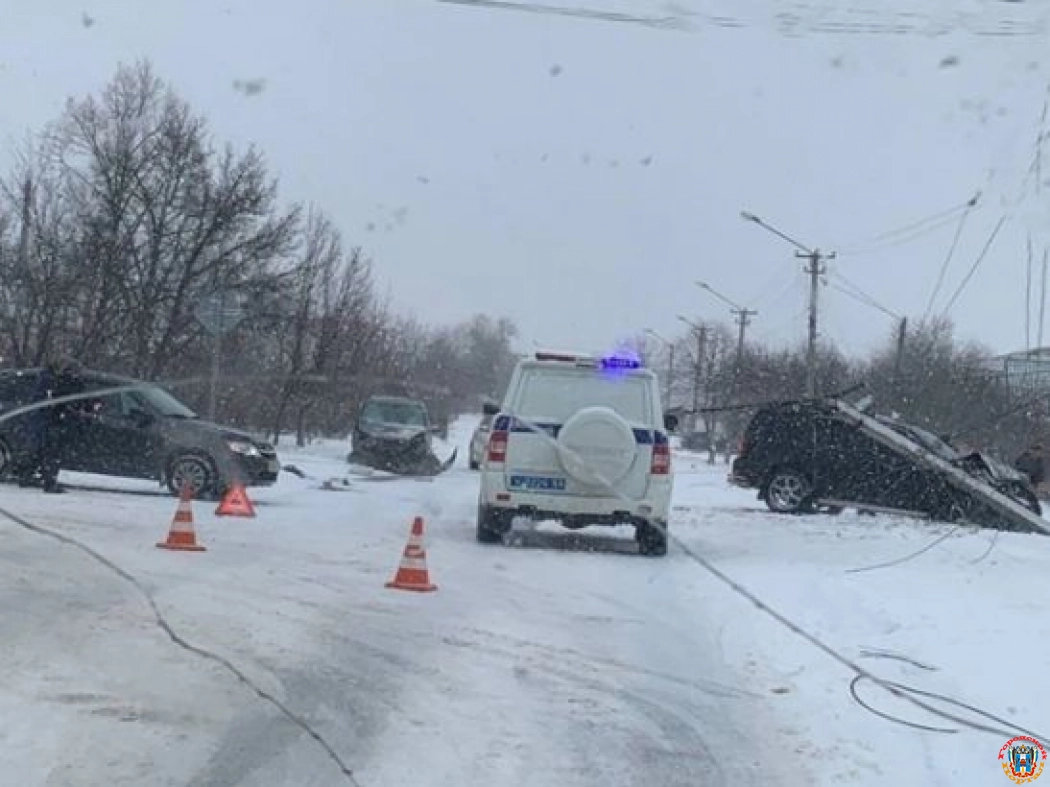 В Ростовской области водитель внедорожника на заснеженной трассе снес опору ЛЭП