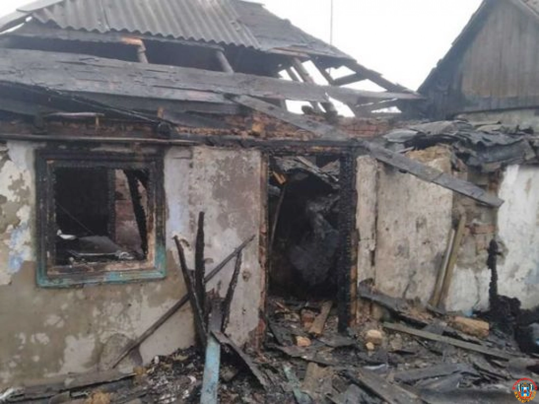 В Шахтах семья с четырьмя детьми после пожара лишилась дома зимой