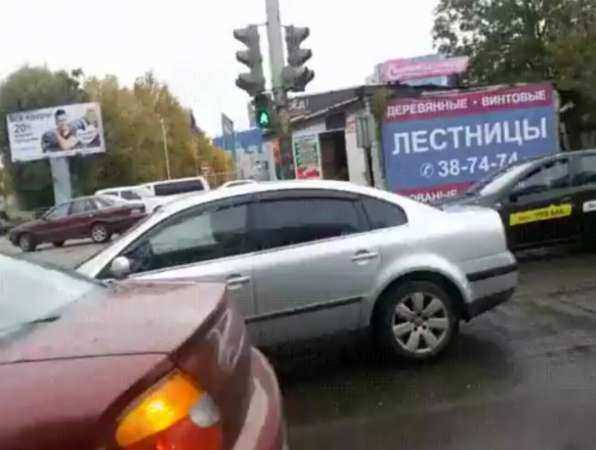 Ростовчанин перешел дорогу по салону остановившегося на "зебре" автомобиля на видео