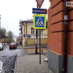 "Гениальное" расположение дорожных знаков в Ростове: не можешь пройти - облетай