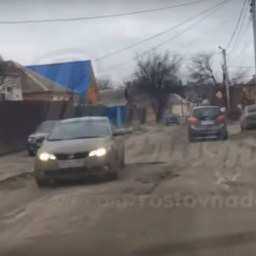 Провоцирующая нервный приступ у автомобилистов «сельская» дорога Ростова попала на видео