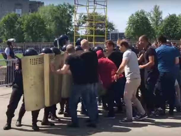 Показательная «порка» толпы болельщиков на стадионе «Локомотив» Ростова попала на видео Показательная «порка» толпы болельщиков на стадионе «Локомотив» Ростова попала на видео