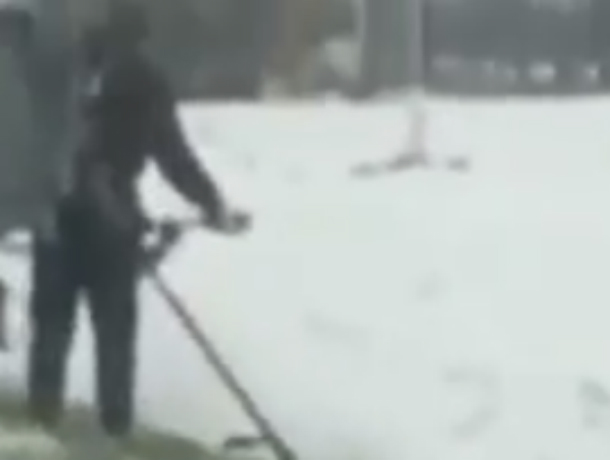 Убирающие траву вместо снега на ростовской трассе дорожники попали на видео