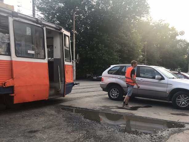 "Король ростовских дорог" на иномарке нагло перекрыл проезд нескольким трамваям