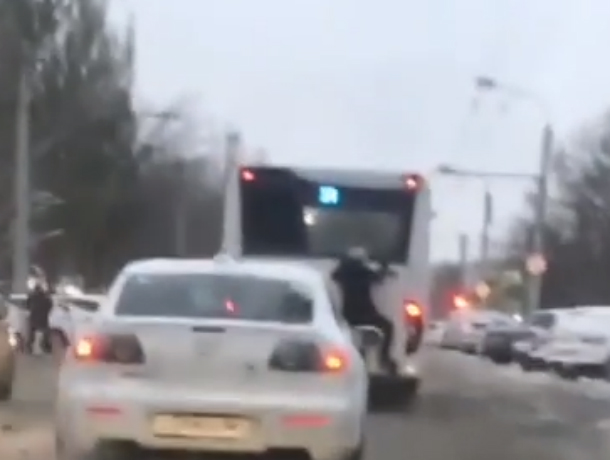 «Когда не хватило места»: свисающий с автобуса безбилетный пассажир рассмешил ростовчан на видео «Когда не хватило места»: свисающий с автобуса безбилетный пассажир рассмешил ростовчан на видео