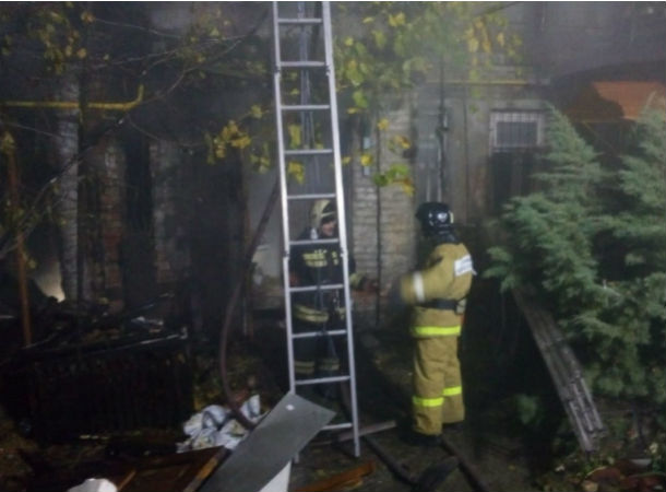 Пожарные семь часов тушили страшный пожар в частном доме в Ростове