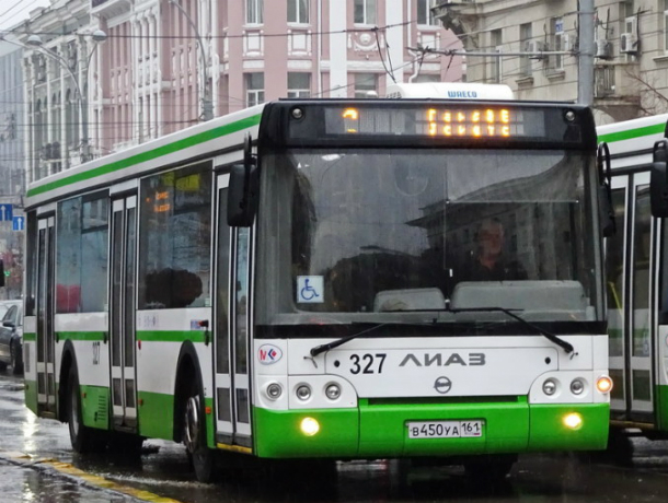 Ростовчанке надоело бегать за останавливающимися в неположенном месте автобусами Ростовчанке надоело бегать за останавливающимися в неположенном месте автобусами