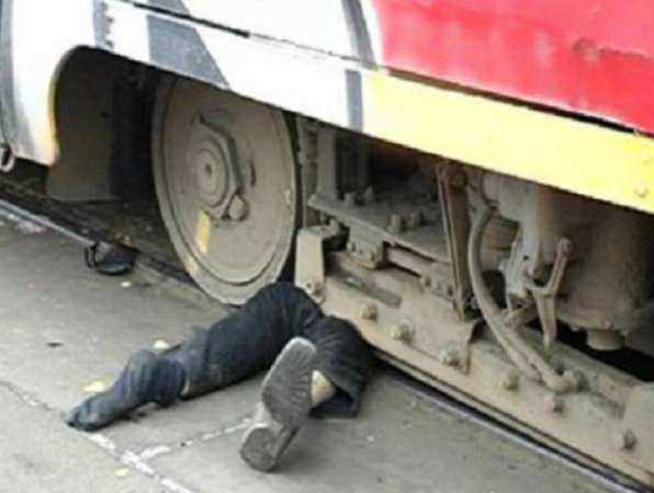 Поезд разрезал пополам пытавшегося проползти под вагонами мужчину на станции Ростова