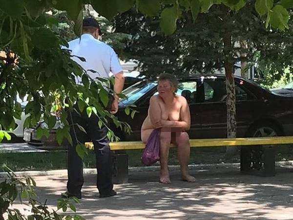 В Ростове голая женщина спасалась от жары в тени деревьев