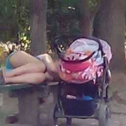 Однажды вижу стоит коляска с грудным ребенком, а рядом на лавочке лежит девушка...