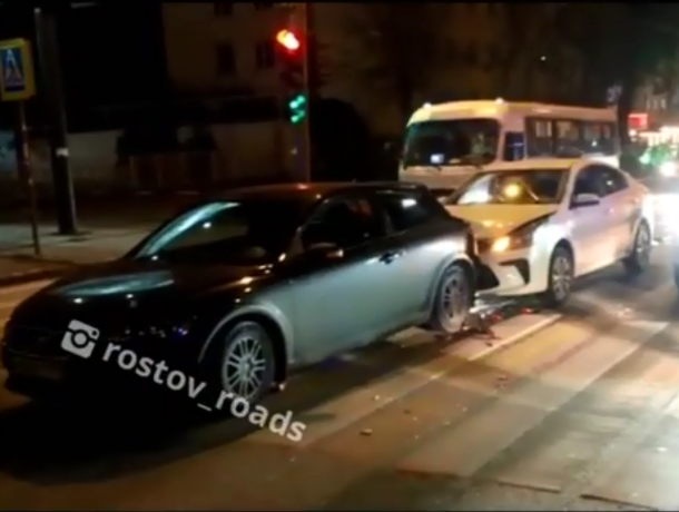 Спешили на вызов: автомобиль ДПС, прибывший на место аварии, сбил мотоциклиста в Ростове на видео