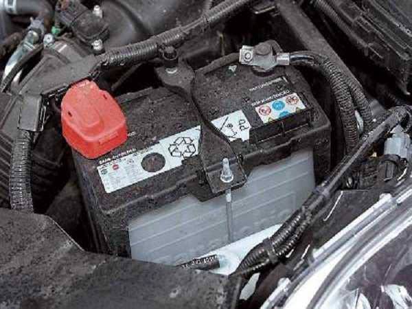 В Ростове неизвестные вытащили аккумулятор из чужого авто и скрылись на иномарке