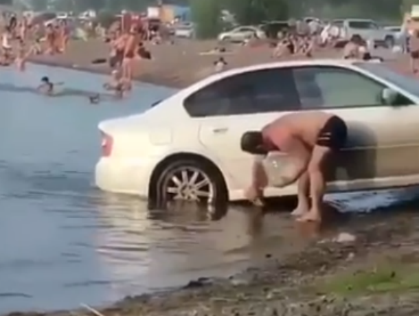 Любовно намывающий машину на общественном пляже "водятел" взбесил ростовских яжемам