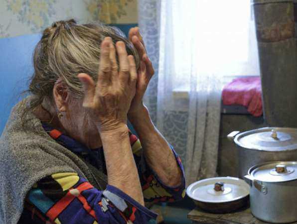 Симпатичным мошенницам не глядя отдавали деньги пенсионерки в Ростовской области