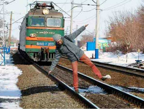 Пассажирский поезд переехал невнимательного пешехода в Ростове