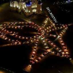 Удивительную огромную фигуру Вечного огня построили из «светящихся» автомобилей жители Ростовской области