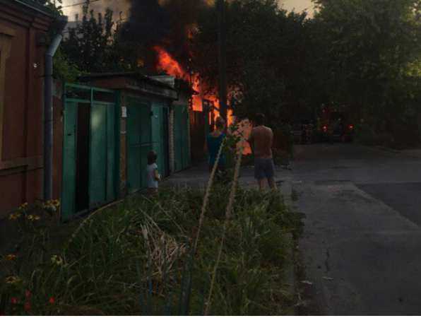 Прохожие на руках оттащили чужой автомобиль от горящего дома в частном секторе Ростова