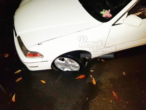 Автомобиль провалился в размытый после дождя грунт на улице Ростова Автомобиль провалился в размытый после дождя грунт на улице Ростова