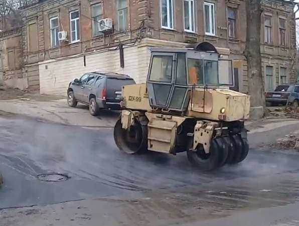 Упрямые дорожники старательно асфальтировали лужи в Железнодорожном районе Ростова