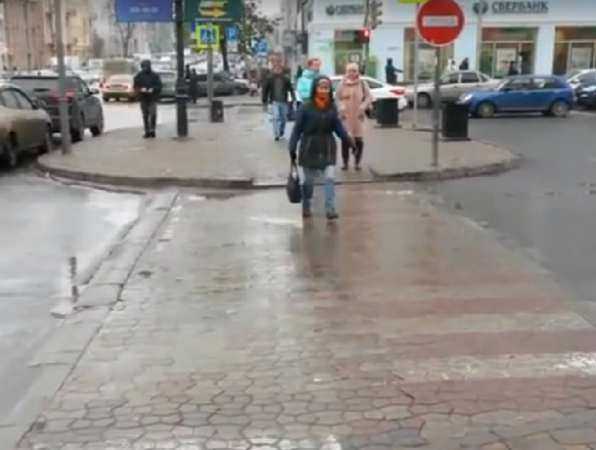 Простой способ защитиь пешеходов от дождя и водителей предложил ростовский блогер Артемий Зайцев