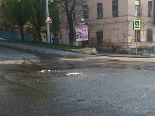 Последний ровный асфальт «крякнул» под напором подземных вод в Ростове