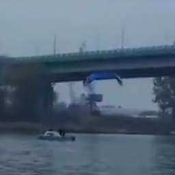 Опасный полет экстремального мотодельтаплана под мостом Ростова восхитил горожан на видео