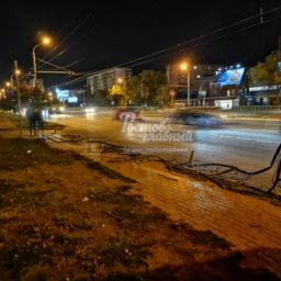 Неуправляемый грузовик вылетел на тротуар, круша все на своем пути в Ростове