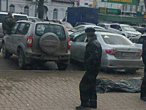 Внезапная смерть мужчины на остановке в центре Ростова перепугала горожан
