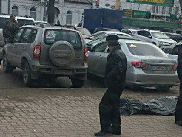 Внезапная смерть мужчины на остановке в центре Ростова перепугала горожан Внезапная смерть мужчины на остановке в центре Ростова перепугала горожан