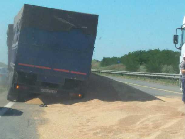 Вылетевшая на обочину фура вывалила на дорогу тонны зерна под Ростовом