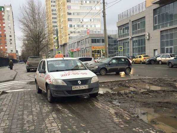Ростовский хамоватый таксист едва не сбил на тротуаре маму с ребенком