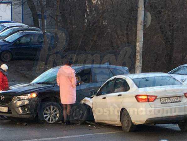 Москвичка на иномарке и ростовчанка на отечественном авто не поделили дорогу на Сельмаше