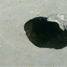 Угрожающая здоровью пешеходов и автомобилистов метровая яма образовалась на дороге Ростова