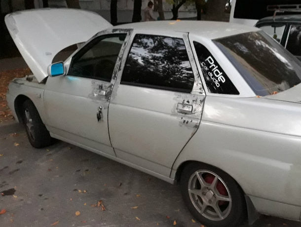 Заманчивой наклейкой на стеклах соблазнил меломанов на преступление молодой ростовский автолюбитель