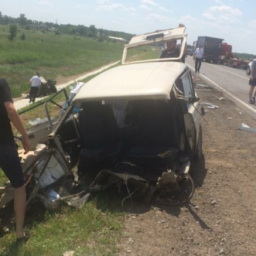 В Ростовской области «четверка» врезалась в грузовик, есть жертвы