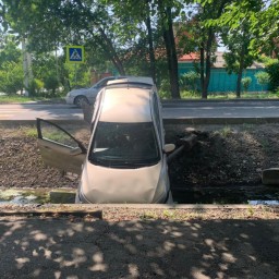 Иномарка съехала в канаву: в аварии в Батайске пострадала беременная женщина