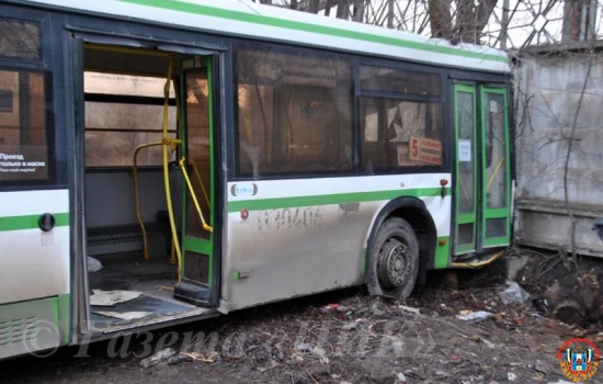В Каменске-Шахтинском 11 человек пострадали из-за врезавшегося в стену автобуса